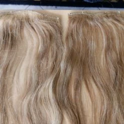 Vendora Τριπλή τρέσσα μαλλιών, σε ξανθό σαντρέ, από 100% φυσική τρίχα, μήκους 50 εκατοστών.