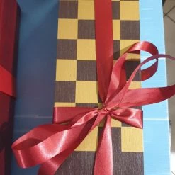 Vendora Ξύλινη σκακιέρα σε συσκευασία δώρου με βιολογικό κρασί Λήμνου .