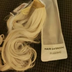 Vendora πωλείται τρεσσα καινούργια άθικτη ξανθιά πλατινε με μπούκλες συνθετική τρίχα με κλιπς πολύ εντυπωσιακή για γρήγορες εμφανίσεις ,την φοράτε και είστε χτενισμένη